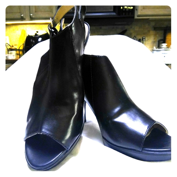 Black Naturalizer Heels - Picture 1 of 4